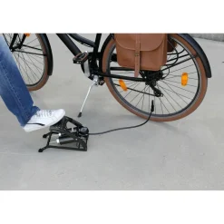 Voetpomp met dubbele cilinder en manometer